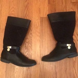 Black Michael kors boots !!!! Size 6 in women’s !